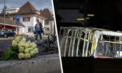 Dort, wo der Bus brannte, wurden Blumen niedergelegt. Von dem Bus blieb nur eine verkohlte Hülle ...