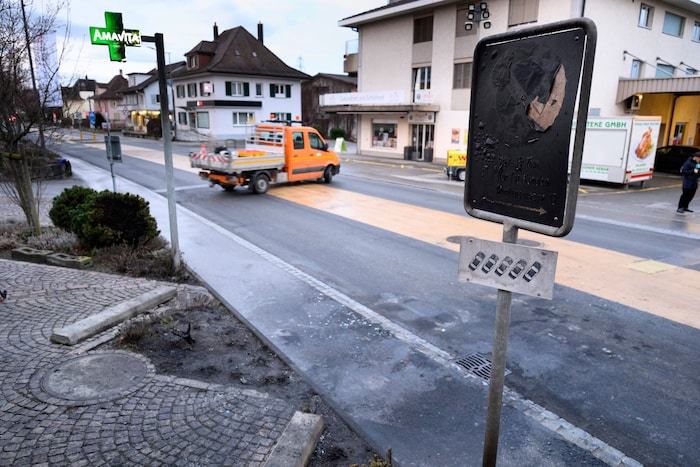 An dieser Stelle hatte der Bus Feuer gefangen. Am Mittwoch war die Straße schon wieder ...