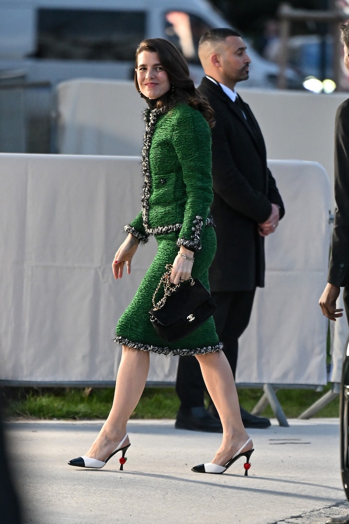 Charlotte Casiraghi auf dem Weg zur Chanel-Schau – auf Heels mit kleinen Apfel-Elementen