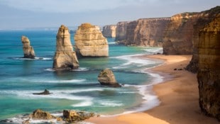Die Zwölf Apostel sind berühmte Kalksteinfelsen, die im Meer stehen. Tatsächlich sind es aber ...