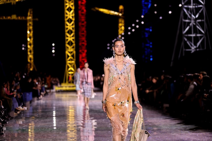 Kräne bildeten in diesem Jahr die Kulisse der Chanel-Schau während der Pariser Fashion Week