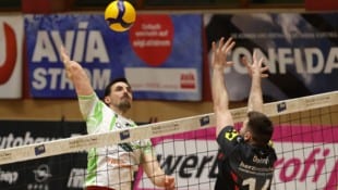 Ulve Steidl (li.) ließ sich überreden, doch wieder für den UVC Graz anzugreifen.