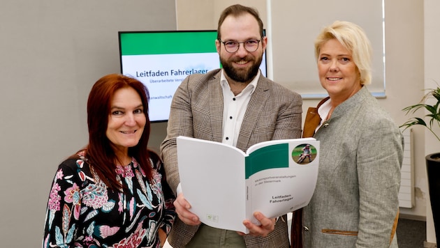 Umweltanwalt Maximilian Lughofer mit Klaudia Sonnleitner (re.) und Eva Baumgartner.