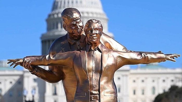 Die Installation zeigt Trump hinter Epstein stehend, auf einer Nachbildung des Bugs der ...