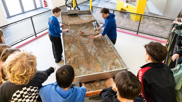 Eine Flusslandschaft entsteht vor den Augen der Kinder