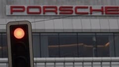 Der Sportwagenbauer Porsche hat im Vorjahr einen massiven Einbruch des Gewinns erlitten. Nun ...