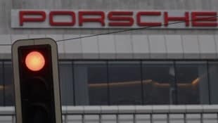 Der Sportwagenbauer Porsche hat im Vorjahr einen massiven Einbruch des Gewinns erlitten. Nun ...