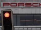 Der Sportwagenbauer Porsche hat im Vorjahr einen massiven Einbruch des Gewinns erlitten. Nun ...
