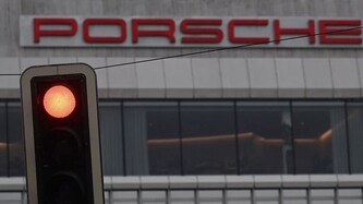 Der Sportwagenbauer Porsche hat im Vorjahr einen massiven Einbruch des Gewinns erlitten. Nun ...