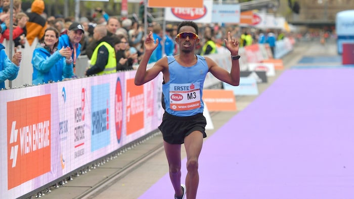 Oqbe Kibrom führt das Feld in Wien an.