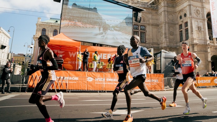 Albert Kangogi (in weiß): Mitvavorit in Wien