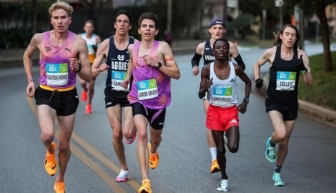Aaron Gruen (mi.) bei seinem Halbmarathon-Rekord in Houston.