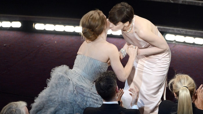 Amy Adams würde man den Sieg längst einmal gönnen. Hier gratuliert sie Anne Hathaway, als diese ...