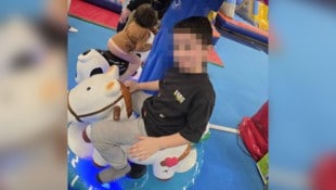 Nach einem plötzlichen Krampfanfall erfuhren die Eltern im Jänner 2025 von der ...