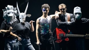 Cosmó holte sich mit seinem Song „Tanzschein“ in der ORF-Show „Vienna Calling“ das Ticket für ...