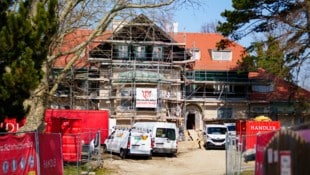 Das Jagdschloss Magdalenenhof wird für die Ankunft der Kinder vorbereitet. Die Arbeiten laufen ...