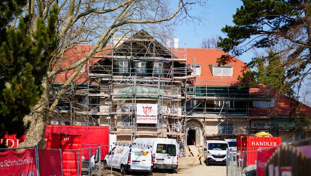 Das Jagdschloss Magdalenenhof wird für die Ankunft der Kinder vorbereitet. Die Arbeiten laufen ...