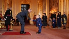 Prinz William gratuliert Warwick Davis zu seinem OBE