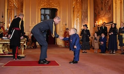 Prinz William gratuliert Warwick Davis zu seinem OBE