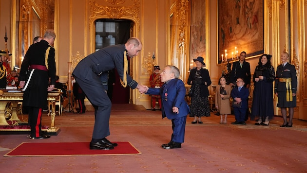 Prinz William gratuliert Warwick Davis zu seinem OBE