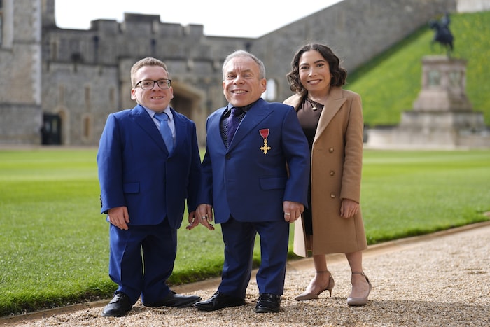 Warwick Davis (Mitte) posiert mit seinen Kindern Harrison und Annabelle vor Schloss Windsor – ...