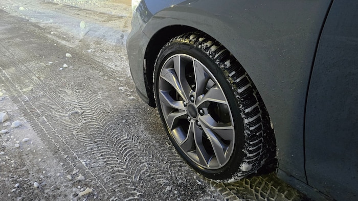 Winterliche Bedingungen zwangen den Autolenker zum Umdrehen (Symbolbild).