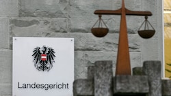 Eine 36-Jährige soll einen frührenen Mitglied der „Hells Angels“ Haftvorteile verschafft haben ...