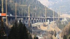 Riesige Kräne flankieren bereits die Mega-Baustelle, zunächst entsteht eine zweite Brücke.