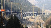 Riesige Kräne flankieren bereits die Mega-Baustelle, zunächst entsteht eine zweite Brücke.