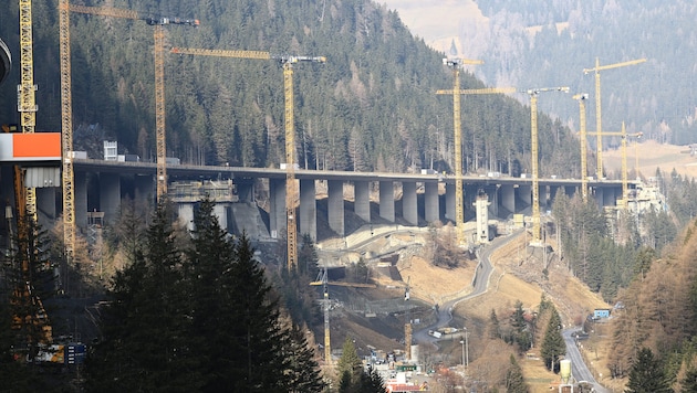 Riesige Kräne flankieren bereits die Mega-Baustelle, zunächst entsteht eine zweite Brücke.
