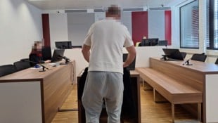 Der Angeklagte hat sich für den Prozess in Eisenstadt so richtig herausgeputzt.