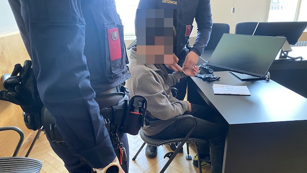 Der Bursche wurde in Handschellen vorgeführt.