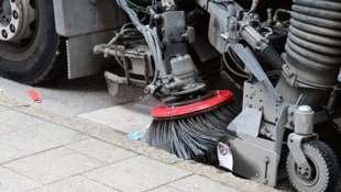 Bei der Straßenkehrung wird heuer mehr Fokus auf möglichst wenig Staubentwicklung gelegt.