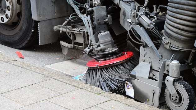 Bei der Straßenkehrung wird heuer mehr Fokus auf möglichst wenig Staubentwicklung gelegt.