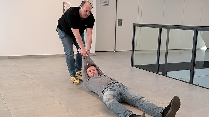 So wird ein Betroffener vom Unglücksort gezogen.