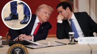 US-Außenminister Marco Rubio (rechts) hat zu große Schuhe von Präsident Donald Trump (links) ...