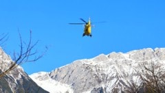Die Frau wurde mit dem Rettungsheli geborgen. (Symbolbild)