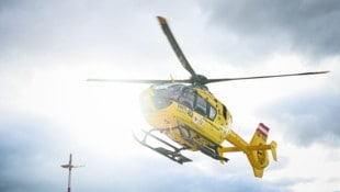 Der Mann wurde mit dem Rettungshelikopter ins Unfallkrankenhaus nach Linz geflogen. (Symbolfoto)
