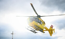 Der Mann wurde mit dem Rettungshelikopter ins Unfallkrankenhaus nach Linz geflogen. (Symbolfoto)