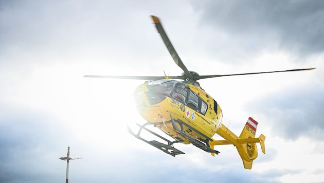 Der Mann wurde mit dem Rettungshelikopter ins Unfallkrankenhaus nach Linz geflogen. (Symbolfoto)