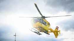 Der Mann wurde mit dem Rettungshelikopter ins Unfallkrankenhaus nach Linz geflogen. (Symbolfoto)