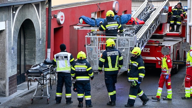 Immer wieder werden die Florianis auch zu Wohnungsöffnungen nach medizinischen Notfällen ...