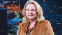 Nach dem Bruch der Regierung wegen der Ibiza-Affäre fiel Kneissl bei der FPÖ in Ungnade, weil ...