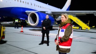 Meinl-Reisinger empfing Rückkehrer teilweise persönlich.