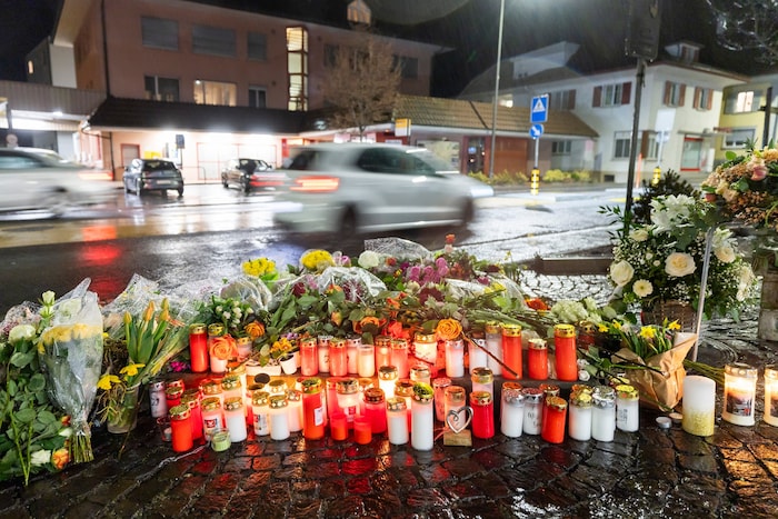 Blumen und Kerzen sollen an der Unglücksstelle an die Opfer erinnern.