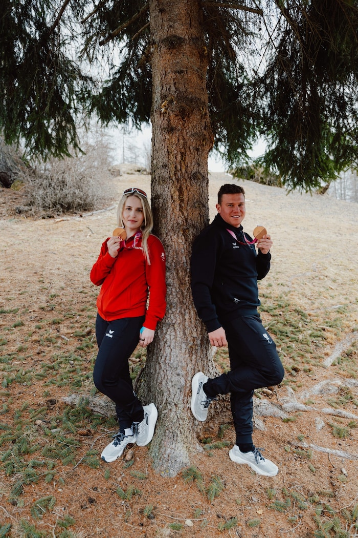 Elina Stary und Guide Stefan Winter mit ihren Medaillen.