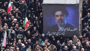 Der neue Oberste Führer des Irans Mojtaba Khamenei auf einem Plakat – auch mehrere Tage nach ...