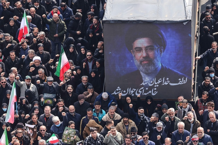 Der neue Oberste Führer des Irans Mojtaba Khamenei auf einem Plakat – auch mehrere Tage nach ...