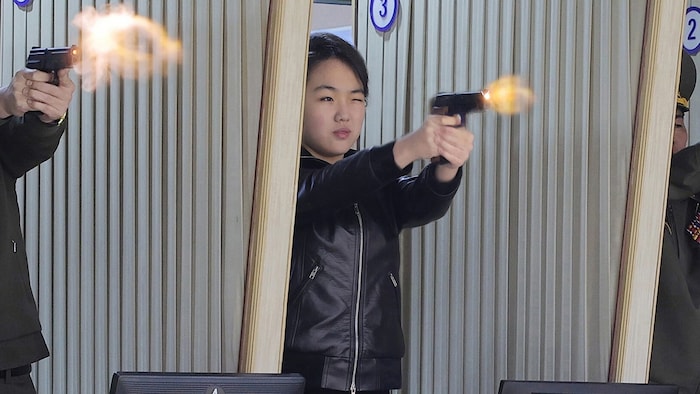 Der Teenie beim Testen einer Pistole