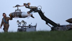 Die tatsächlichen Gesamtkosten des Krieges dürften deutlich höher liegen. Im Bild: US-Techniker ...